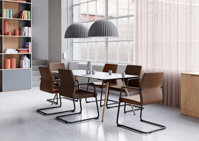 Konferenztisch mit Stühlen in Besprechungsraum