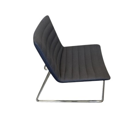 Moderner Loungesessel mit horizontalen Nähten
