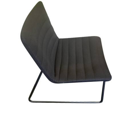 Moderner Loungesessel mit horizontalen Nähten